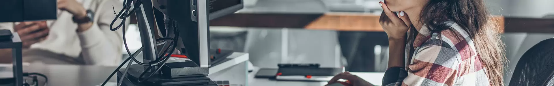 Mujer trabajando en página web con CMS